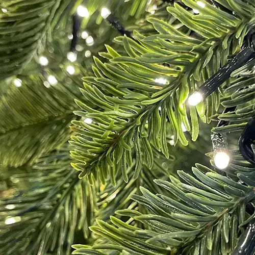 Albero di Natale 210 cm Modello Samu con Luci LED Calde e Base in Legno – 731 Rami Realistici in PE+PVC, Ø111 cm, Montaggio Ombrello e Giochi di Luce