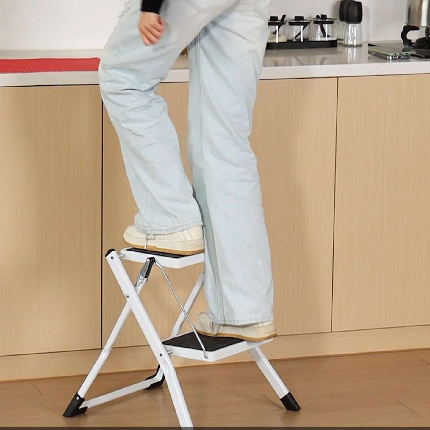 MSV – Schwarzer klappbarer 2-stufiger Tritthocker – Platzsparende Stahlleiter mit Anti-Rutsch-Beschichtung und Gummifüßen, Tragkraft 150 kg 