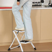 MSV – Schwarzer klappbarer 2-stufiger Tritthocker – Platzsparende Stahlleiter mit Anti-Rutsch-Beschichtung und Gummifüßen, Tragkraft 150 kg 